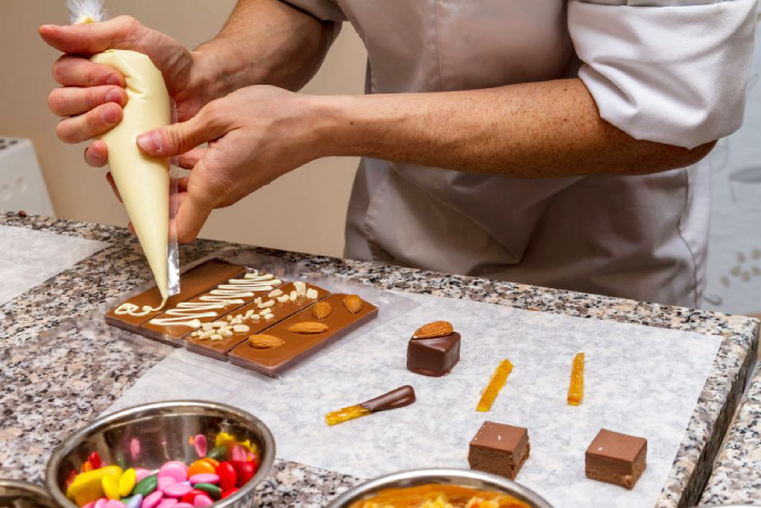 L'homme peut faire des chocolats pour votre femme à Saint Valentin