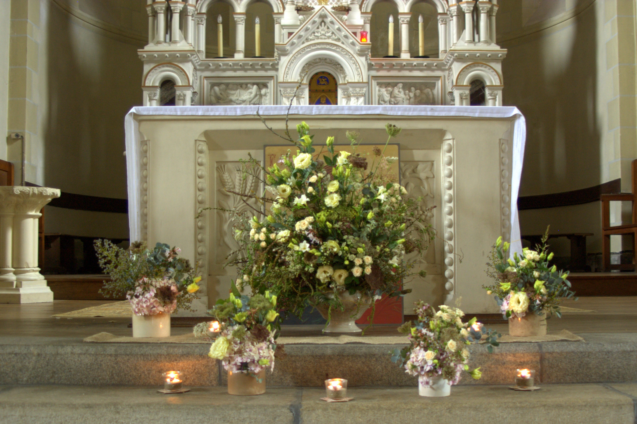 décoration autel d'église mariage