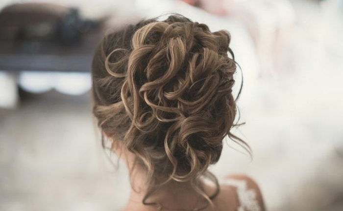 Chignon Haut Bouclé Pour Invitée