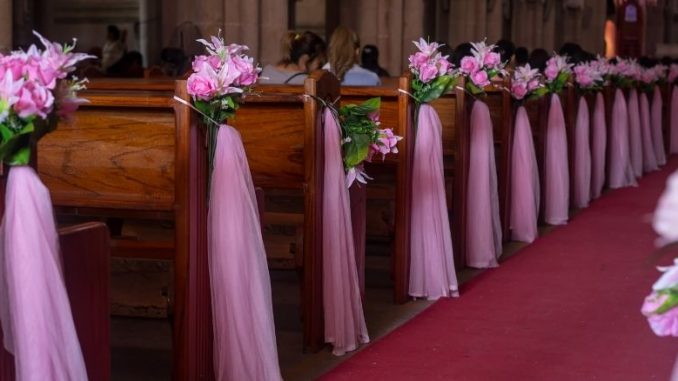 déco église mariage avec fleurs et rubans