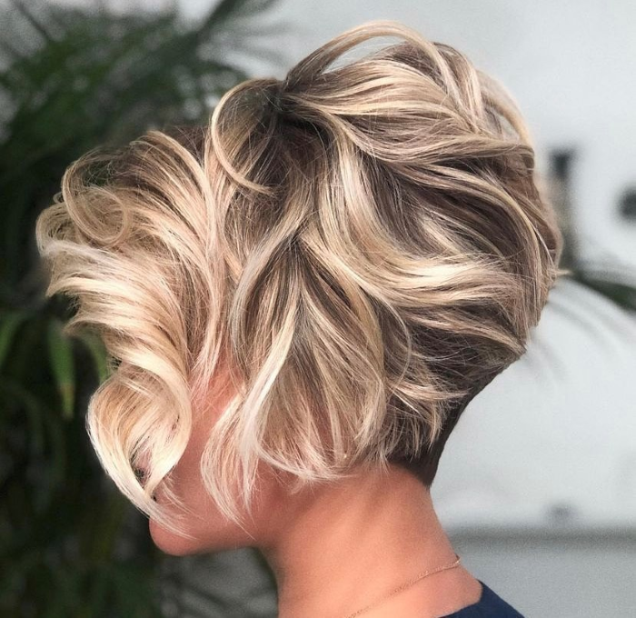 Coiffure Ondulée Asymétrique