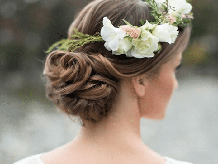 accessoire de coiffure de mariage avec des fleurs