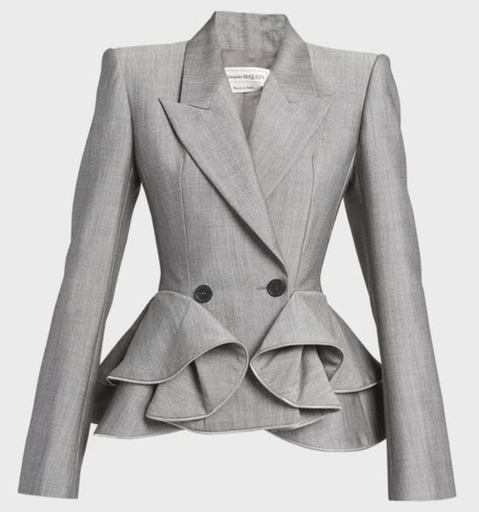 La veste blazer cintrée avec des détails en dentelle est une option sophistiquée