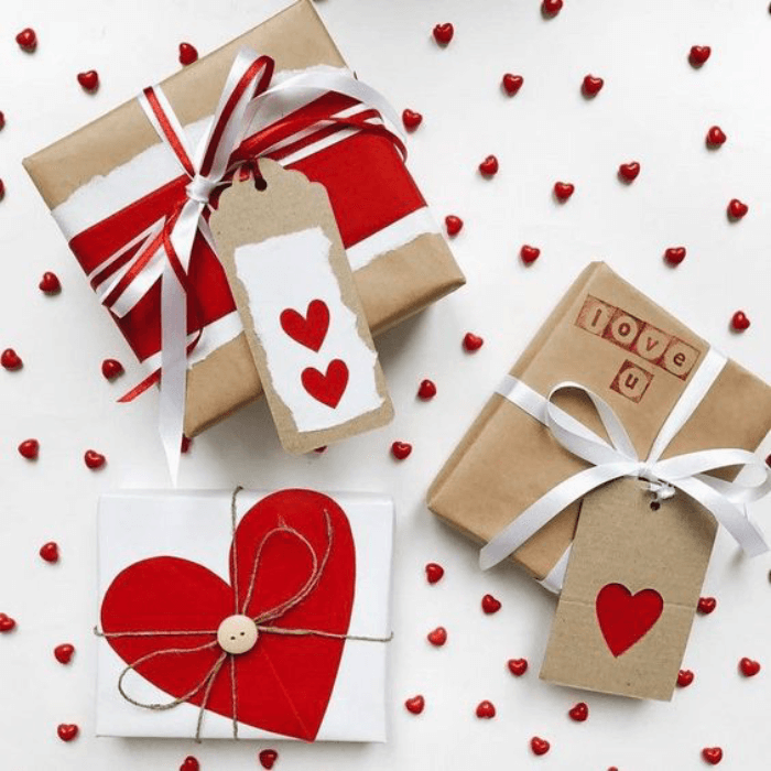 Aujourd'hui, offrir un cadeau personnalisé à la Saint-Valentin est une tradition romantique