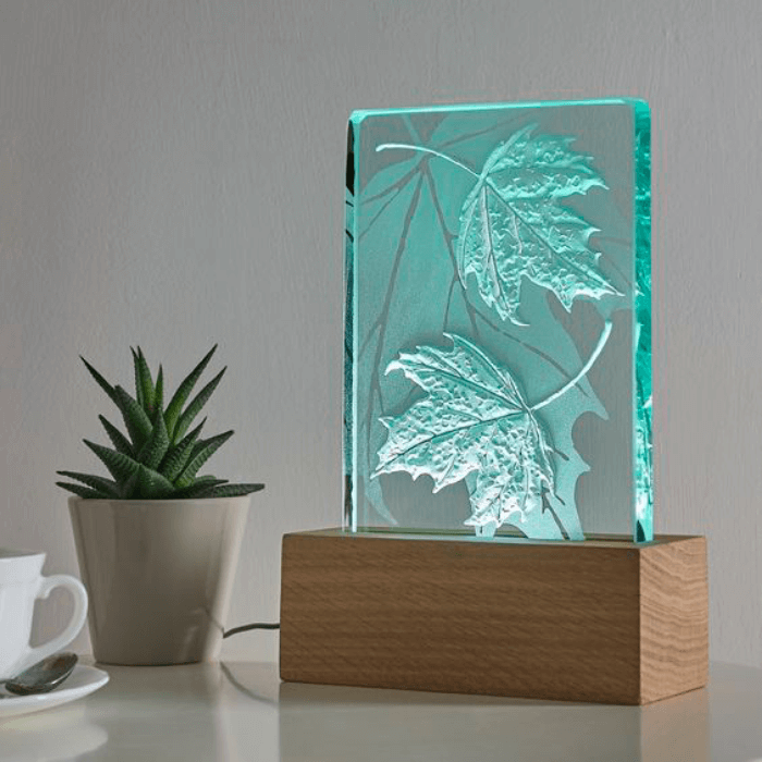 Offrez une sculpture en verre élégante avec une inscription romantique gravée