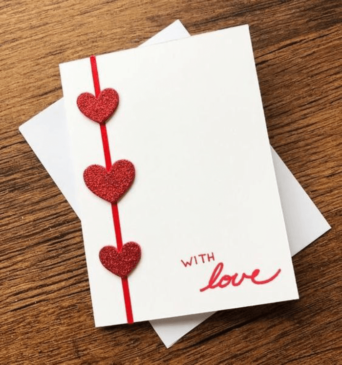 Écrire des cartes d'amour pour accompagner ces cadeaux est une façon délicate