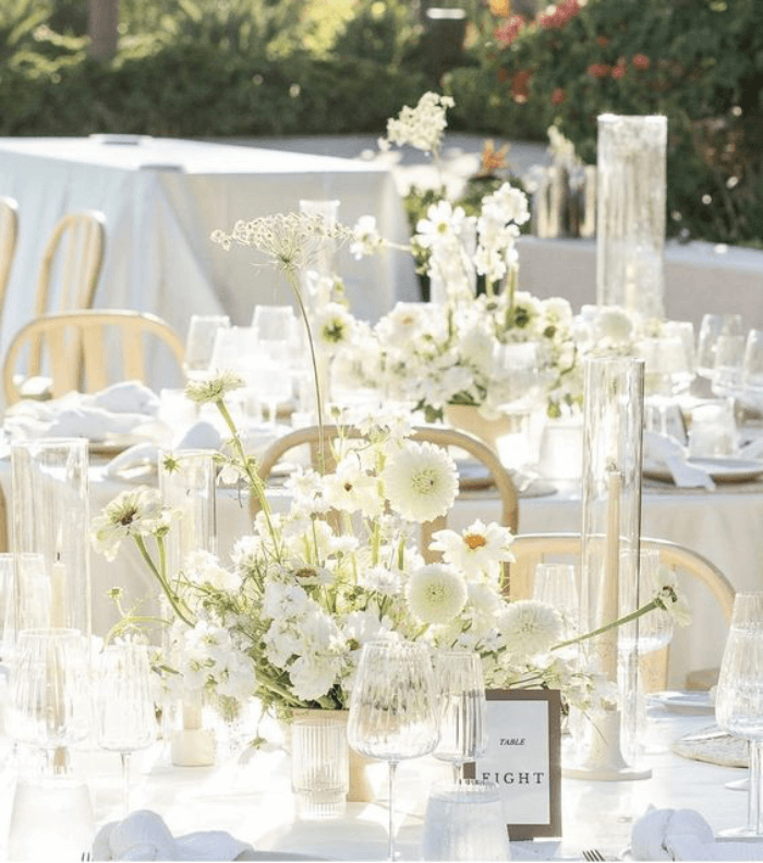 Intégrez des bouquets de fleurs des champs en tant que centres de table pour apporter une touche florale rustique