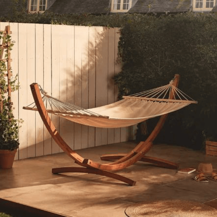 Des hamacs de jardin créent un espace de détente en plein air