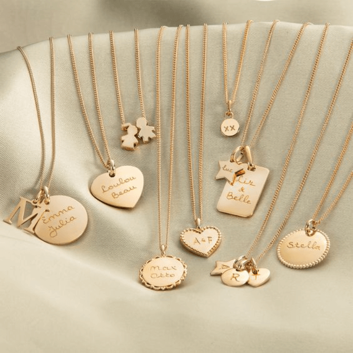 Un collier personnalisé, gravé avec une date spéciale ou un message unique