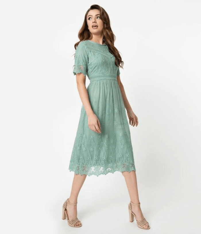 Cette robe mi-longue en dentelle offre un équilibre parfait entre élégance et modernité