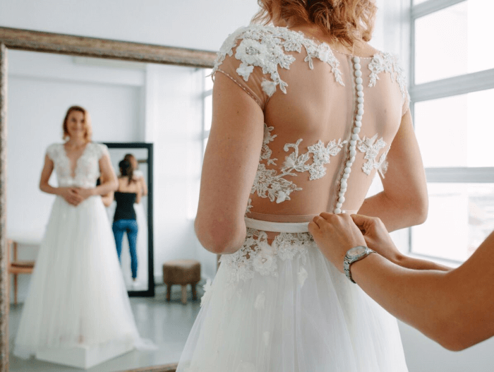 Robe dos ouvert pour mariée de 50 ans