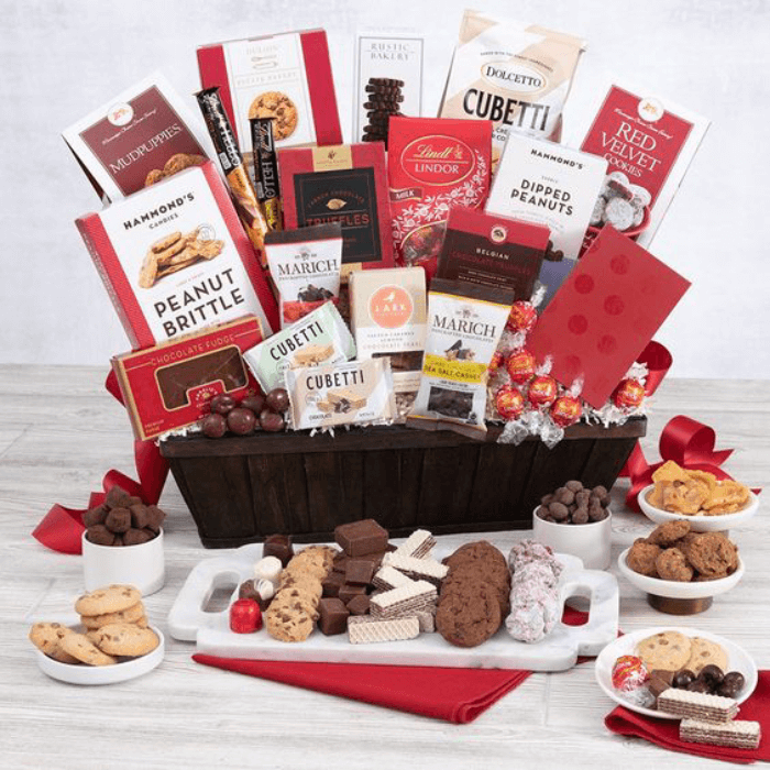 Panier cadeau avec une sélection exquise de chocolats et de friandises