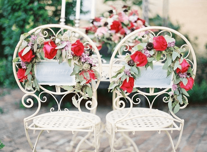 Chaises avec cascade de fleurs en rouge et blanc