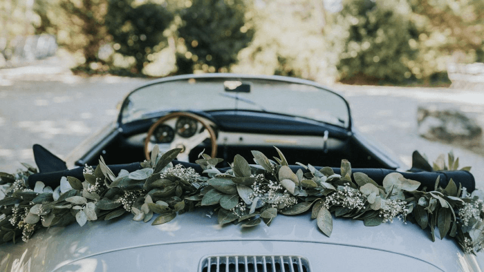 Idée déco voiture mariage avec guirlandes de fleurs