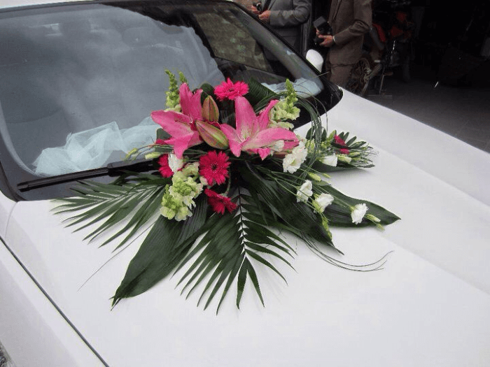 Rosaces de fleurs pour voiture de mariage