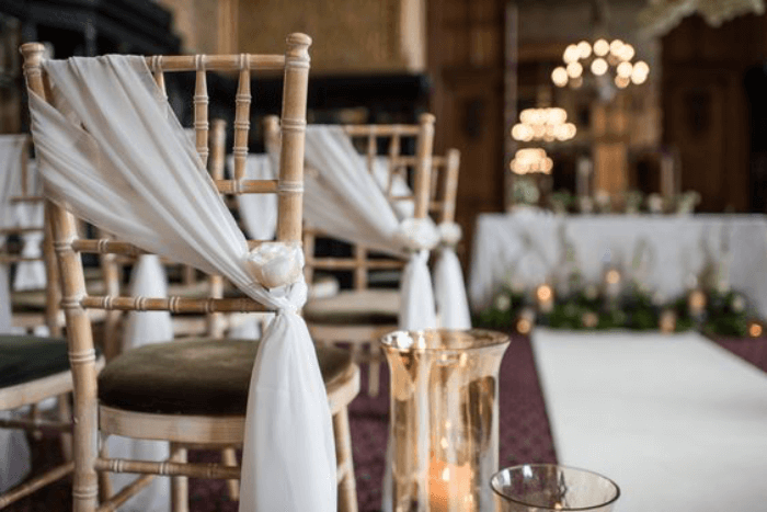 Remontez le temps avec charme en optant pour une décoration de chaises mariage vintage