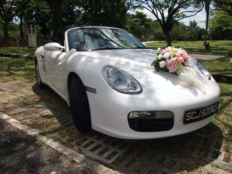 Une voiture mariage blanche