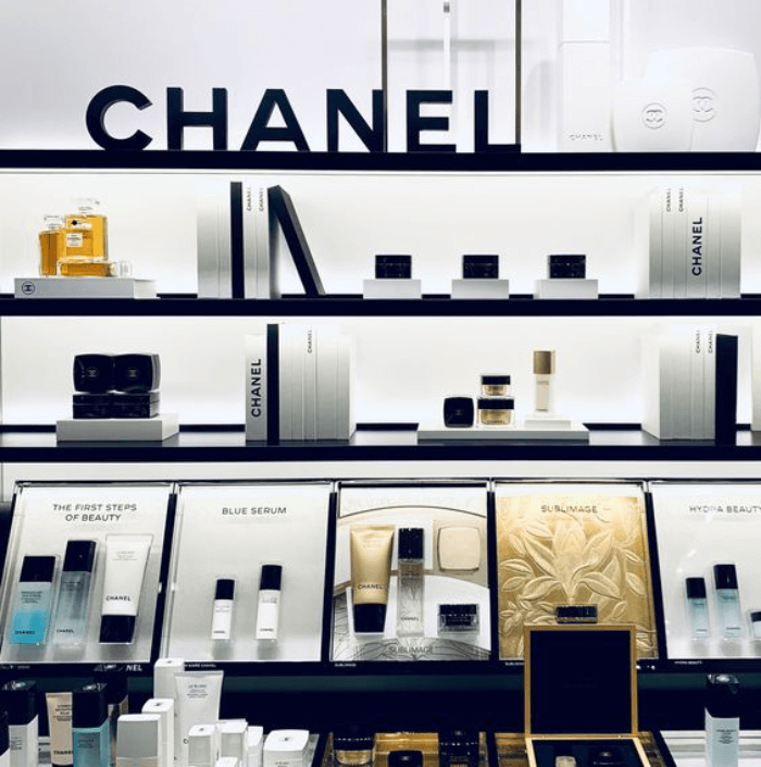 Les produits de beauté haut de gamme se trouvent dans les boutiques de marques