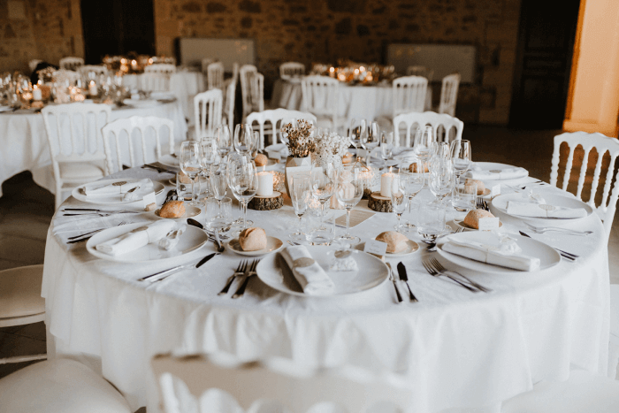 Décoration table ronde mariage cohérente