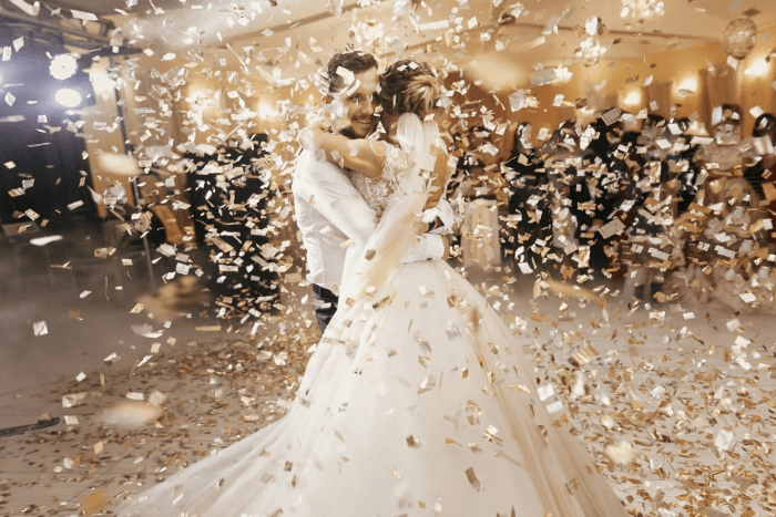 Confettis dorés pour un mariage