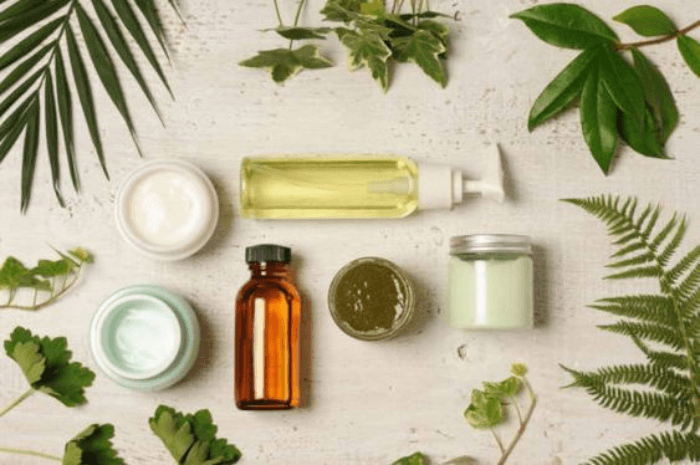 Un ensemble de produits de beauté naturels l’aide à respecter sa peau et l'environnement