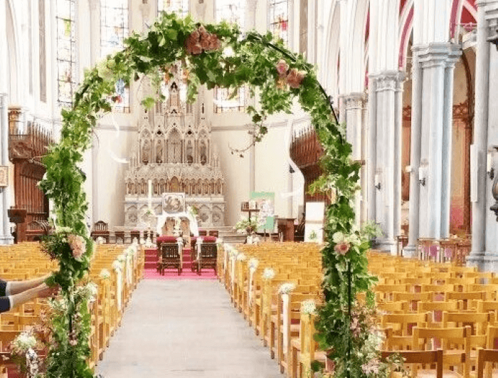Déco arche de l'église DIY pour un mariage