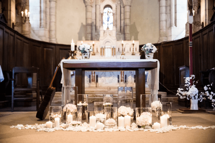 Décoration d'un autel pour mariage religieux