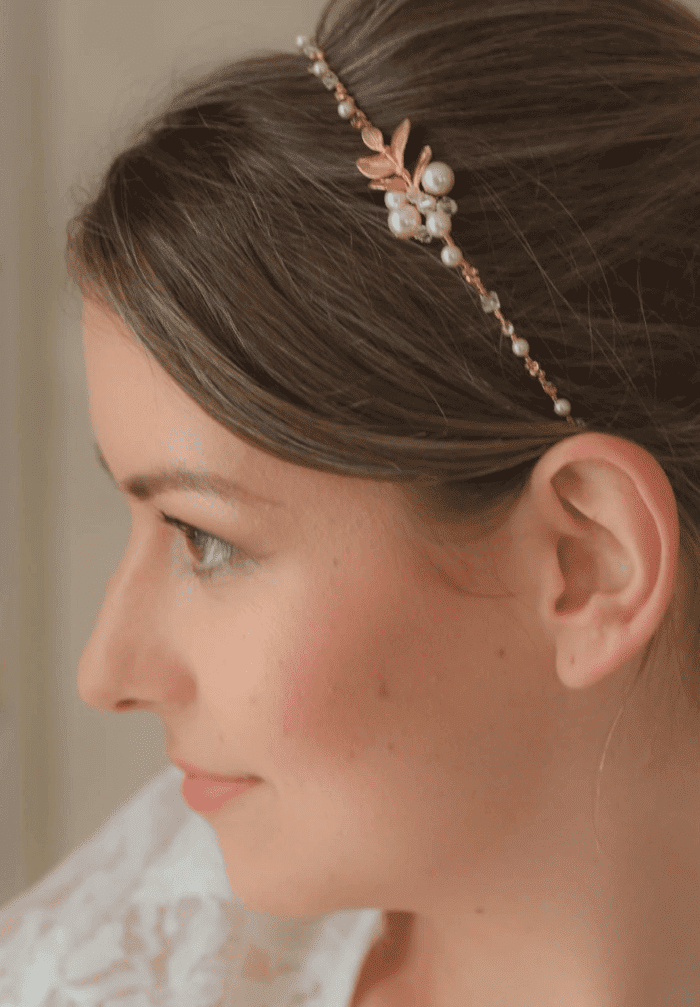 Coiffure mariée avec bandeau en perles