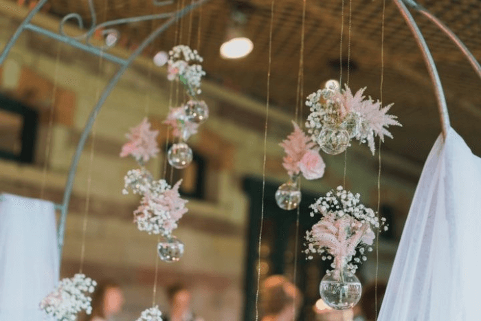 Bouquets suspendus DIY pour son église 