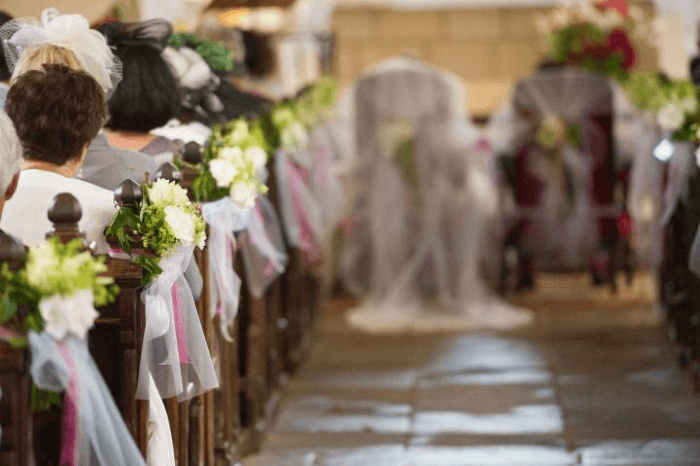 Déco florale pour chaises de mariage église fait main