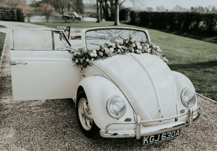 Guirlandes de fleurs DIY pour une voiture de mariage bohème