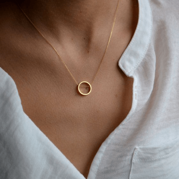 Le collier avec pendentif