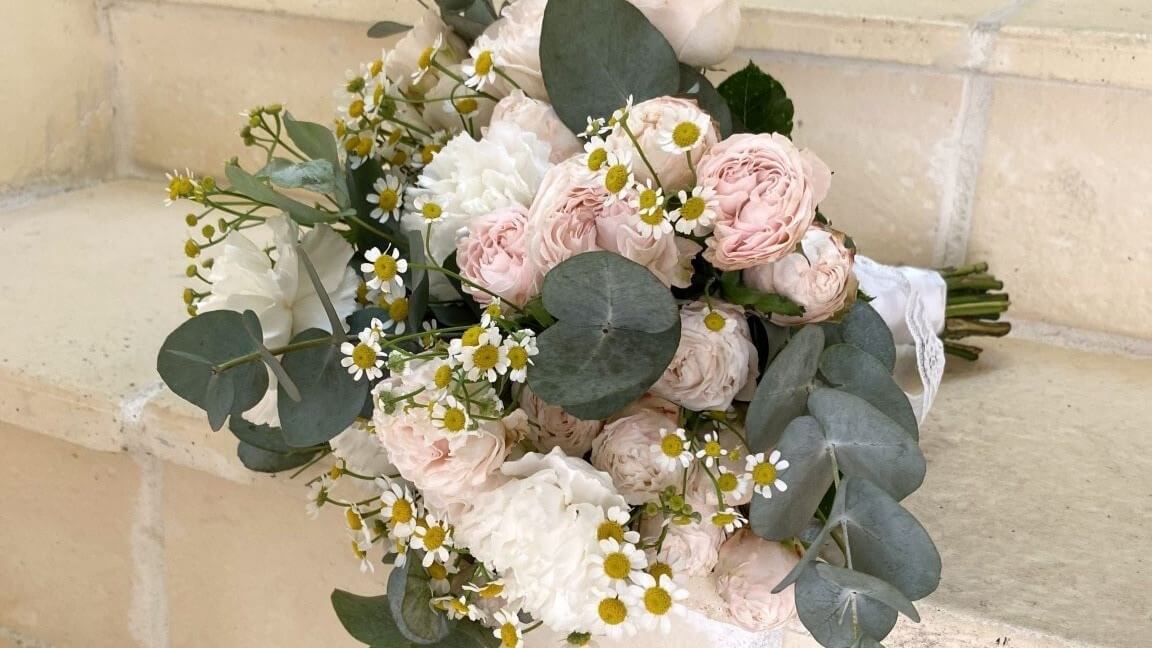 Bouquet de Roses Sauvages et d'Eucalyptus